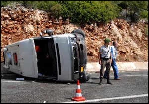 Kemer de minibüs devrildi: 1 yaralı