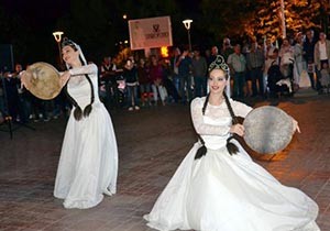 Kemer'de renkli gösteri