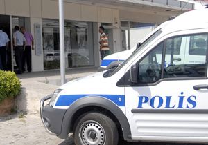Hırsızlar duvar delip banka soydu, güvenlikçi baktı gitti