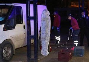 Kapalı pazarın tavanına kendini astı