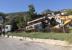 Tır'ın dorsesinde yüklü kepçe devrildi