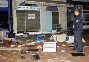 Ailesine kızdı işyerini dağıttı
