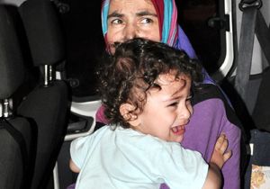 Kirasını ödeyemeyen anne ve oğlu sokağa atıldı