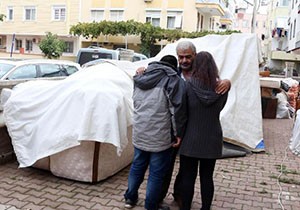 Kirayı ödeyemediler, sokakta kaldılar