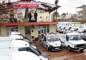 kiremitler araçların üzerine düştü