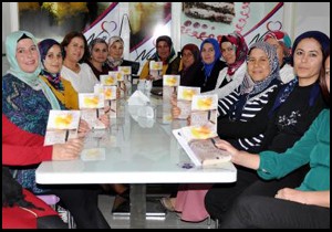 Anneler çocuklarına örnek olmak için kitap okuyor
