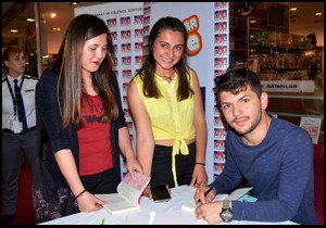 AVM'de imza kuyruğu
