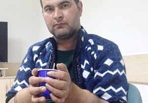 Çift kol nakilli Sağır bardak tutuyor