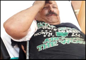 Oto yıkama tabancası vücuduna saplandı