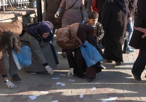 Hayat kadınlarının sokağa attığı kartvizitleri topladılar