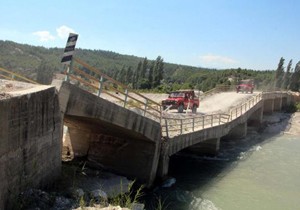 Yıkılma tehlikesi bulunan köprü ulaşıma kapatıldı