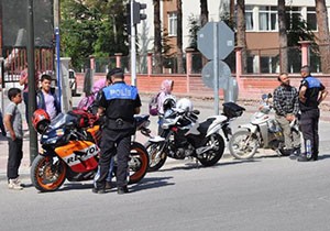 Korkuteli'nde motosiklet sürücülerine sıkı takip