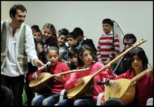 Köy çocukları korosundan kardeşlerine konser