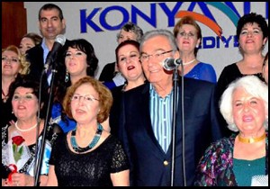 Deniz Baykal, kadınlar korosuyla şarkı söyledi