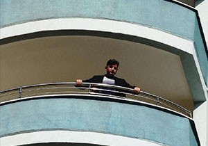 200 liralık kredi kartı borcu 800 liraya çıkınca, balkona çıkıp bağırdı