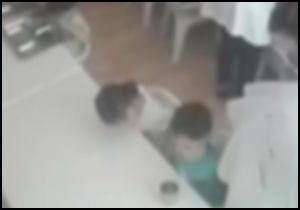 İkizlere kreşte dayak zoruyla yemek