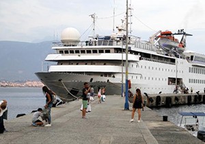 Lübnanlı turistleri taşıyan lüks kruvaziyer 8'inci Alanya'da