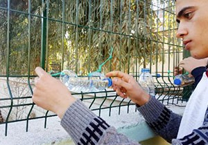Öğrencilerden kuşlara yem kabı