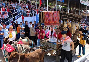 Kumluca^'da dolu dolu festival