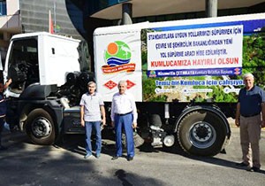 Kumluca'ya yeni süpürme aracı