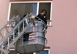 Annenin eve kitlediği 3 çocukla babalarını itfaiye kurtardı