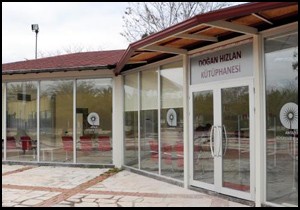 Kütüphanede tiyatro var