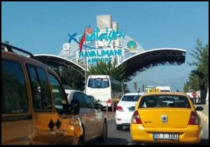 Antalya Havalimanı yolunda araç kuyruğu