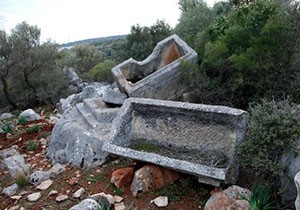 Demre'de parçalanmış lahitler bulundu