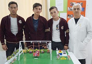 Liselilerden dedeler ve nineler için elektronik salıncak projesi