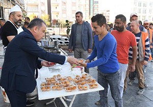 Başkan Böcek, işçilere lokma dağıttı