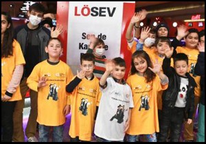 Lösemili çocuklar karne partisinde eğlendi