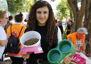 Hayvanlar için mama ve mama kabı dağıtıldı