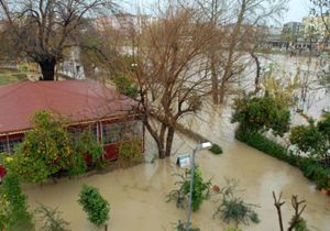 Manavgat Irmağı taştı, işyerleri sular altında