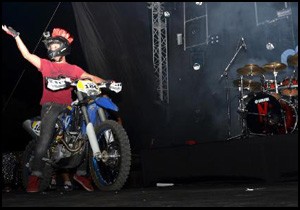 Sahneye enduro motosikletiyle çıktı