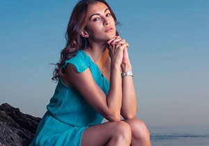 Güzel manken fotoğraf çektirmeye bayılıyor