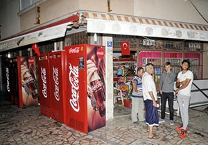 Kar maskeli soyguncular, market sahibini gasp etti
