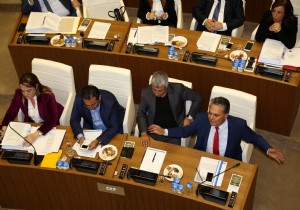 Antalya Büyükşehir Meclisi'nde Atatürk gerginliği