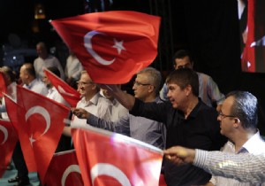 Türel meydanlarda 60 bin bayrak dağıttı