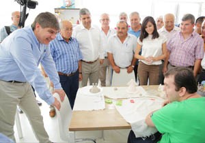Menderes Türel engelli merkezini tanıttı