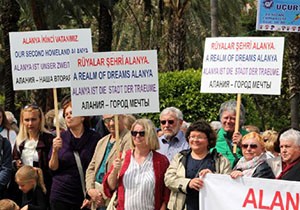 Alanya'da yabancılardan 'Mutluyuz ve güvendeyiz' mesajı