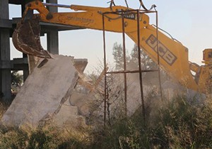 Aksu'da metruk binalar yıkıldı