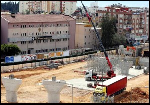 Üst geçişin beton ayakları ortaya çıktı