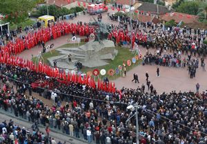 Cumhuriyet Meydanı mitinglere açıldı