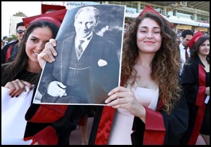 Akdeniz Üniversitesi'nde mezuniyet sevinci