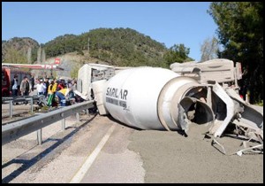 Beton mikseri devrildi, sürücü araçta sıkıştı