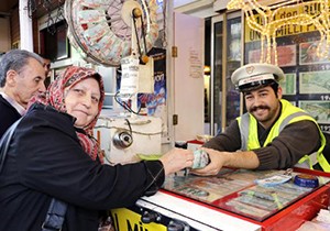 80'lik Ayşen nine, otomobil hayalini çeyrek bilete bağladı