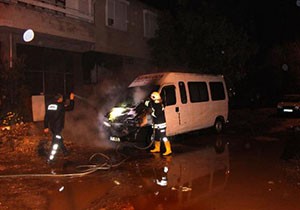 Park halindeki minibüs yandı