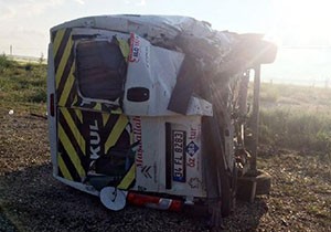 Minibüs takla attı: 2 yaralı