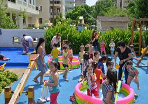 Minikler su savaşı yaparak serinledi