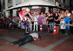 Kemer'de motosiklet gösterisi nefes kesti